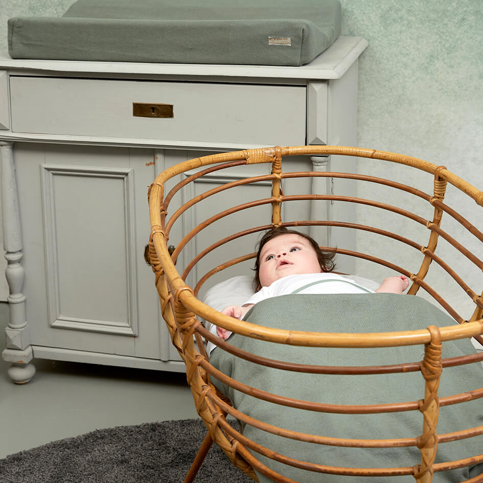 Grüne MEYCO Babydecke mit Baby in Stubenwagen