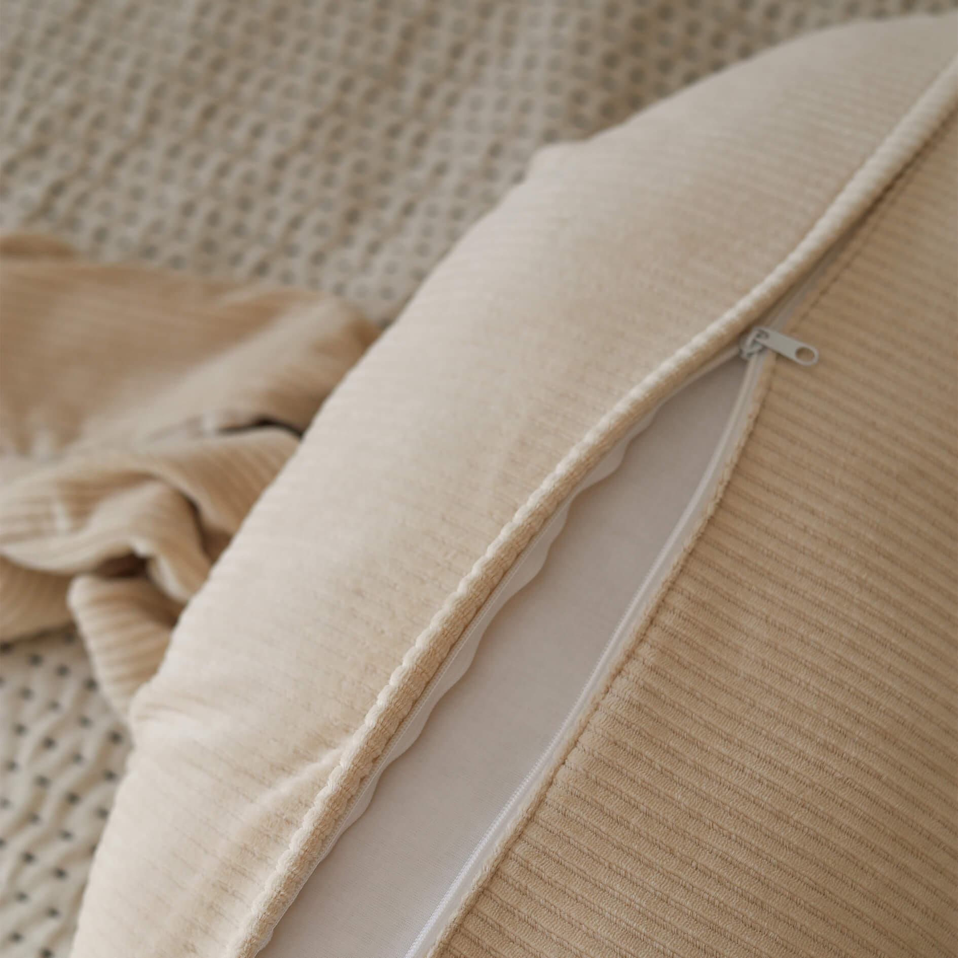 Abnehmbarer Bezug eines Premium Stillkissen aus Cord in Beige