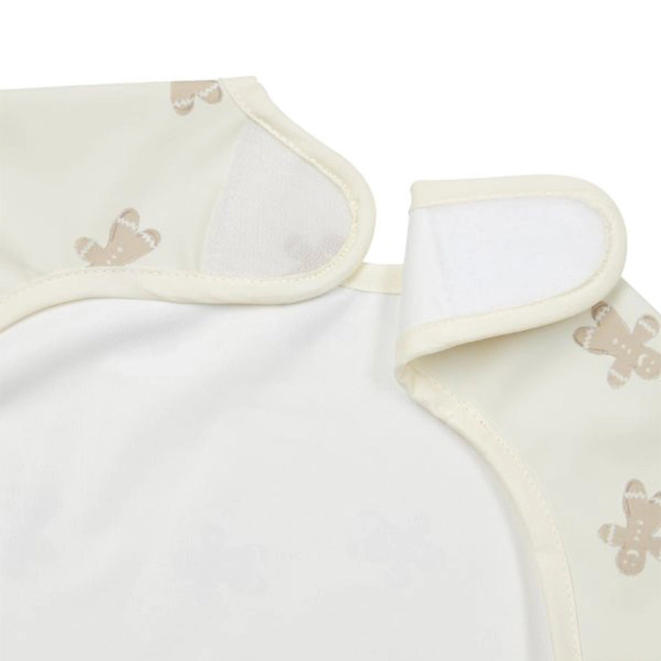 aermellaetzchen im lebkuchendesign für babys der marke meyco mit klettverschluss zum anziehen