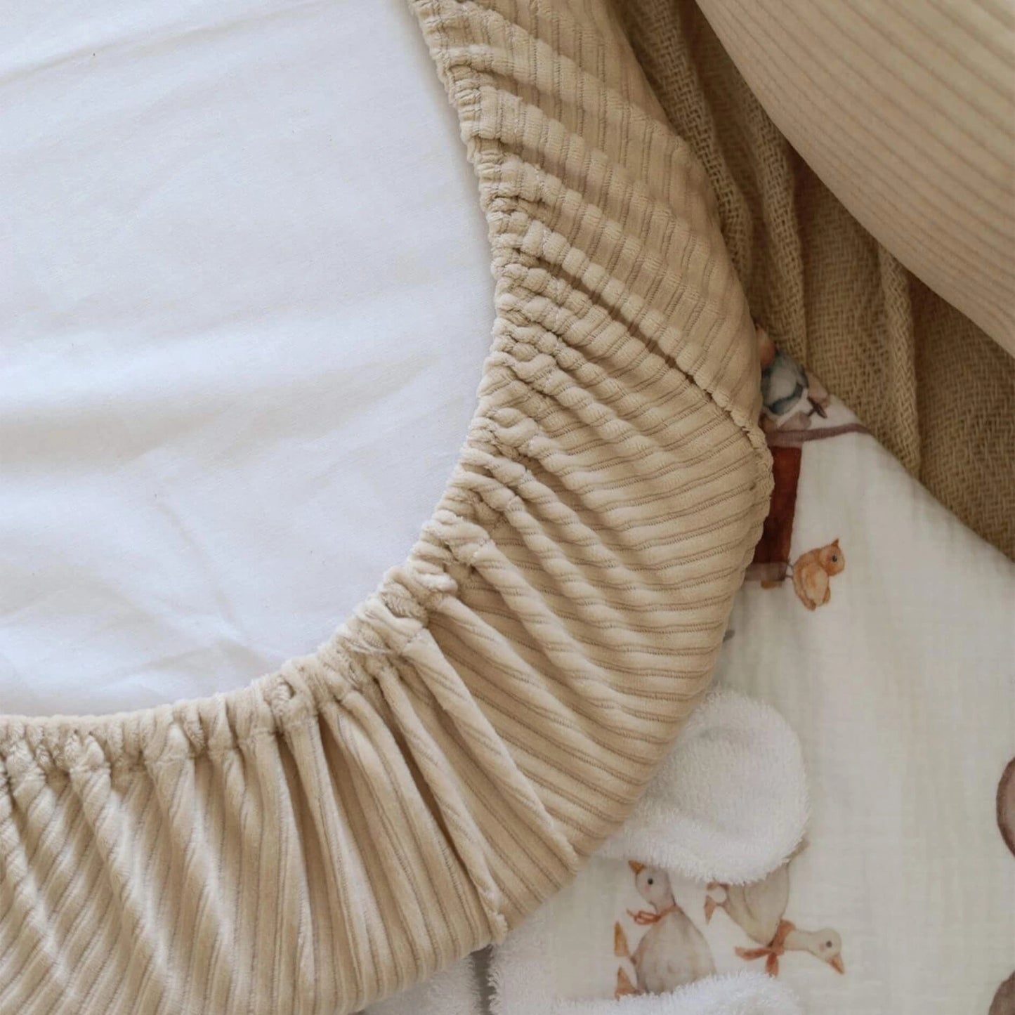 Baby Nestchen aus Cord in Beige mit herausnehmbarer Matratze zum reinigen