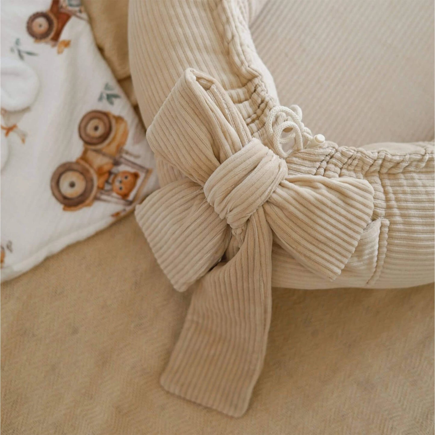 Baby Nestchen aus Cord in Beige mit Schleife zum öffnen