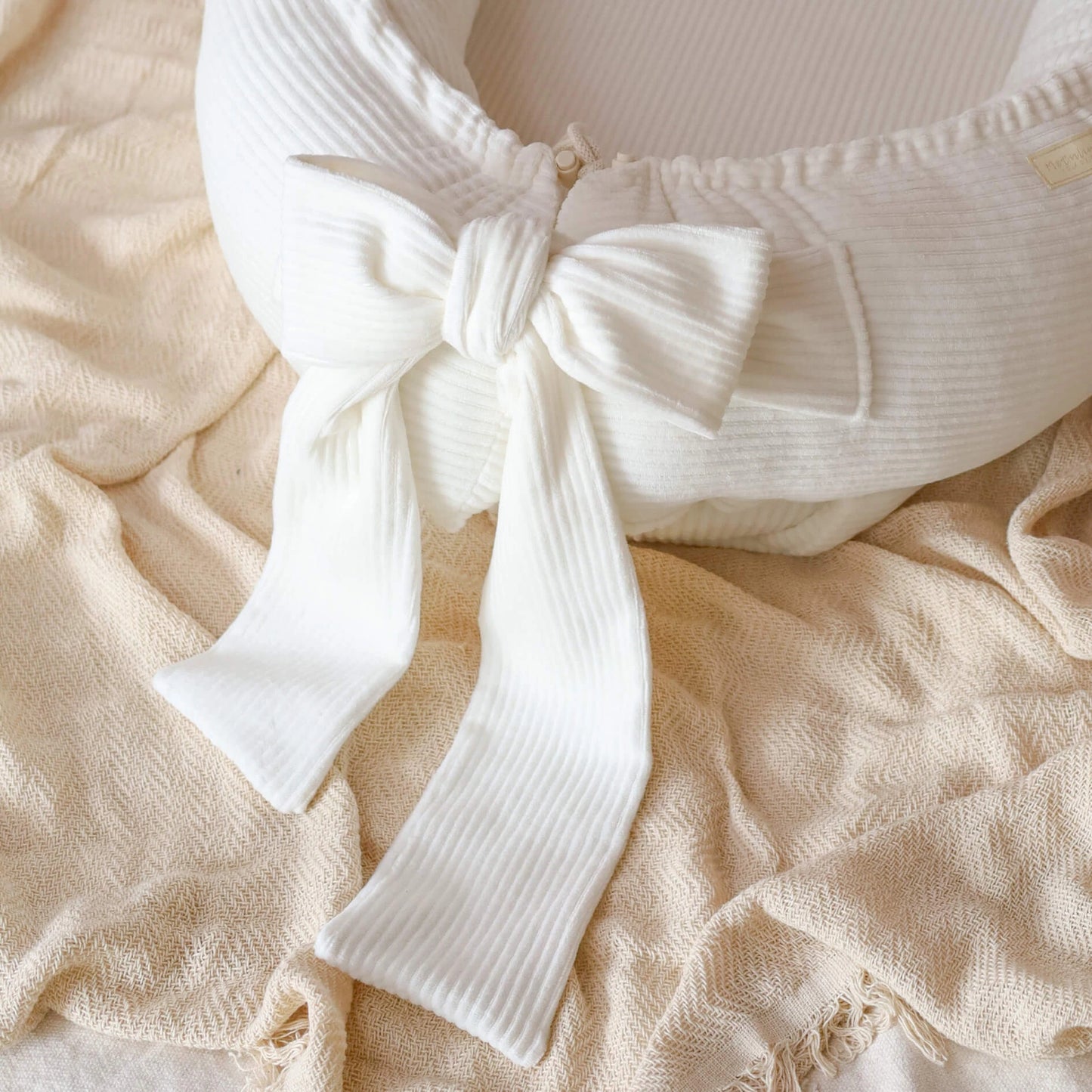 Baby Nestchen aus Cord in Creme mit Schleife zum schnellen Öffnen