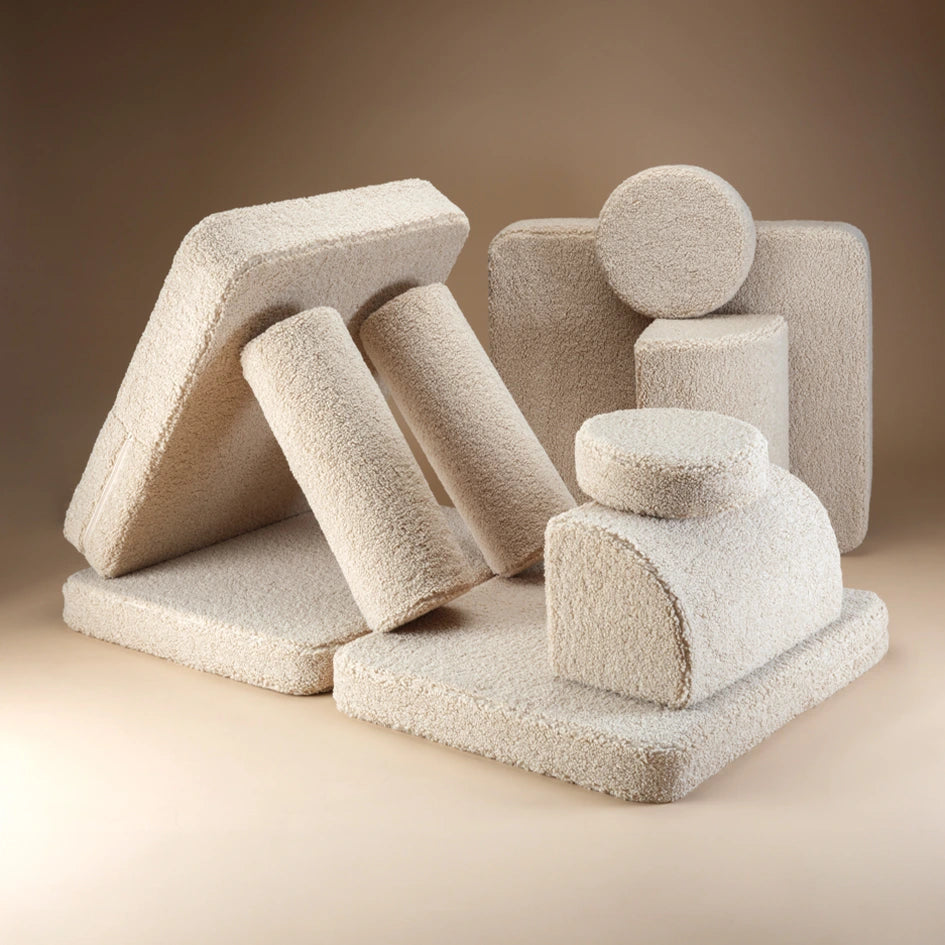 kinder spielsofa von wigiwama aus teddystoff in beige als kinderburg aufgebaut