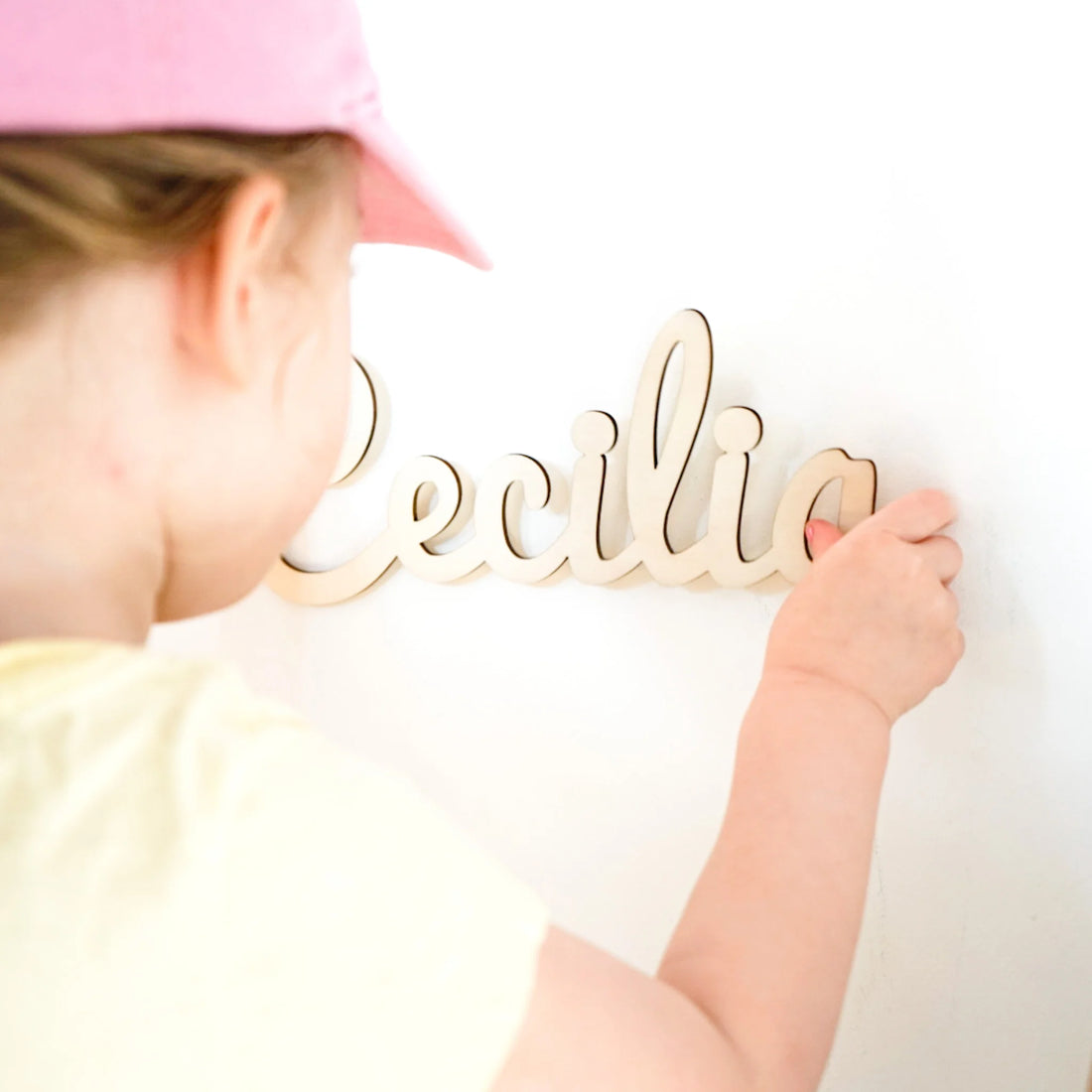 personalisierter schriftzug für kinder in kinderhänden