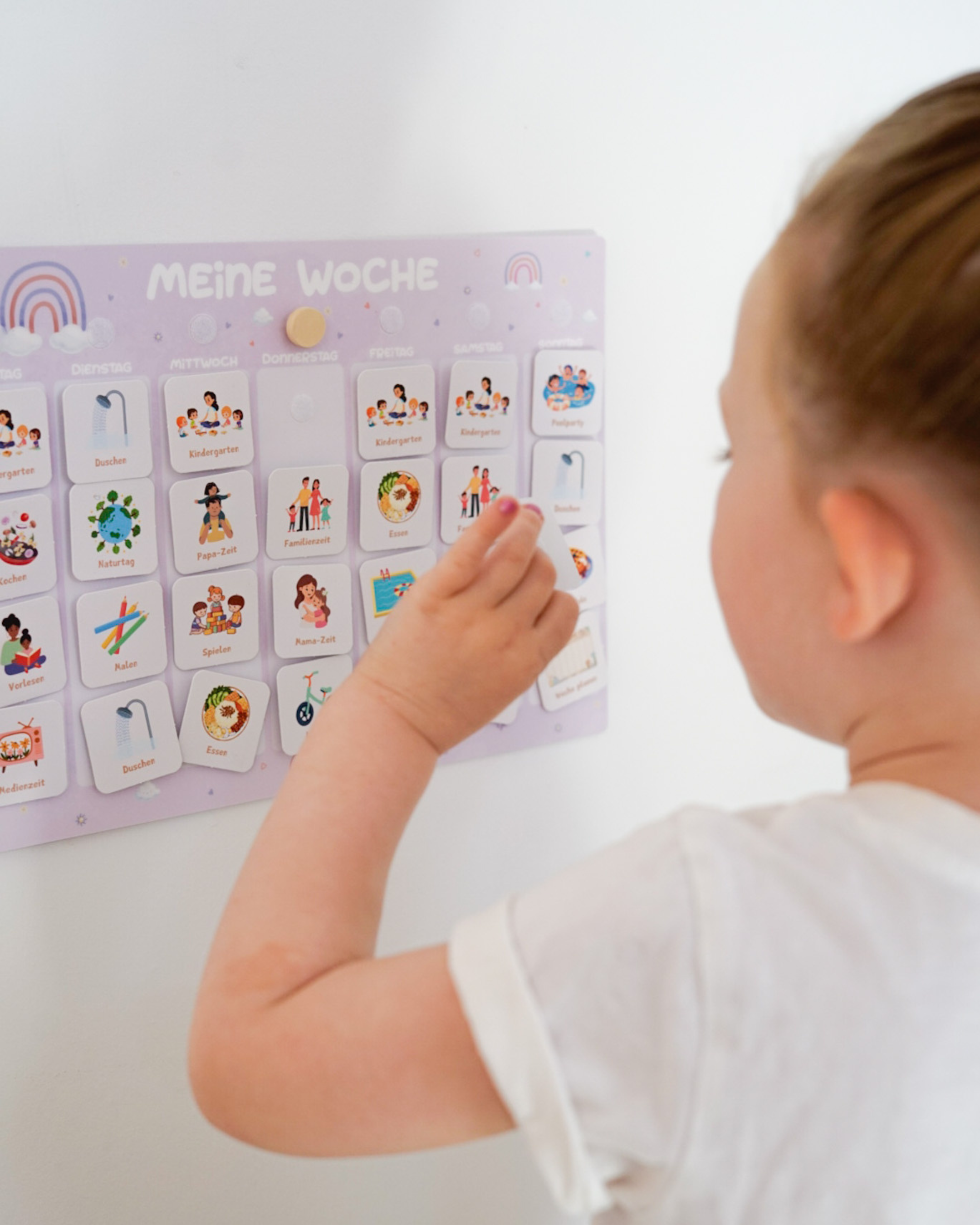 wochenplaner für kinder nach montessori im regenbogen motiv mit kind in aktion