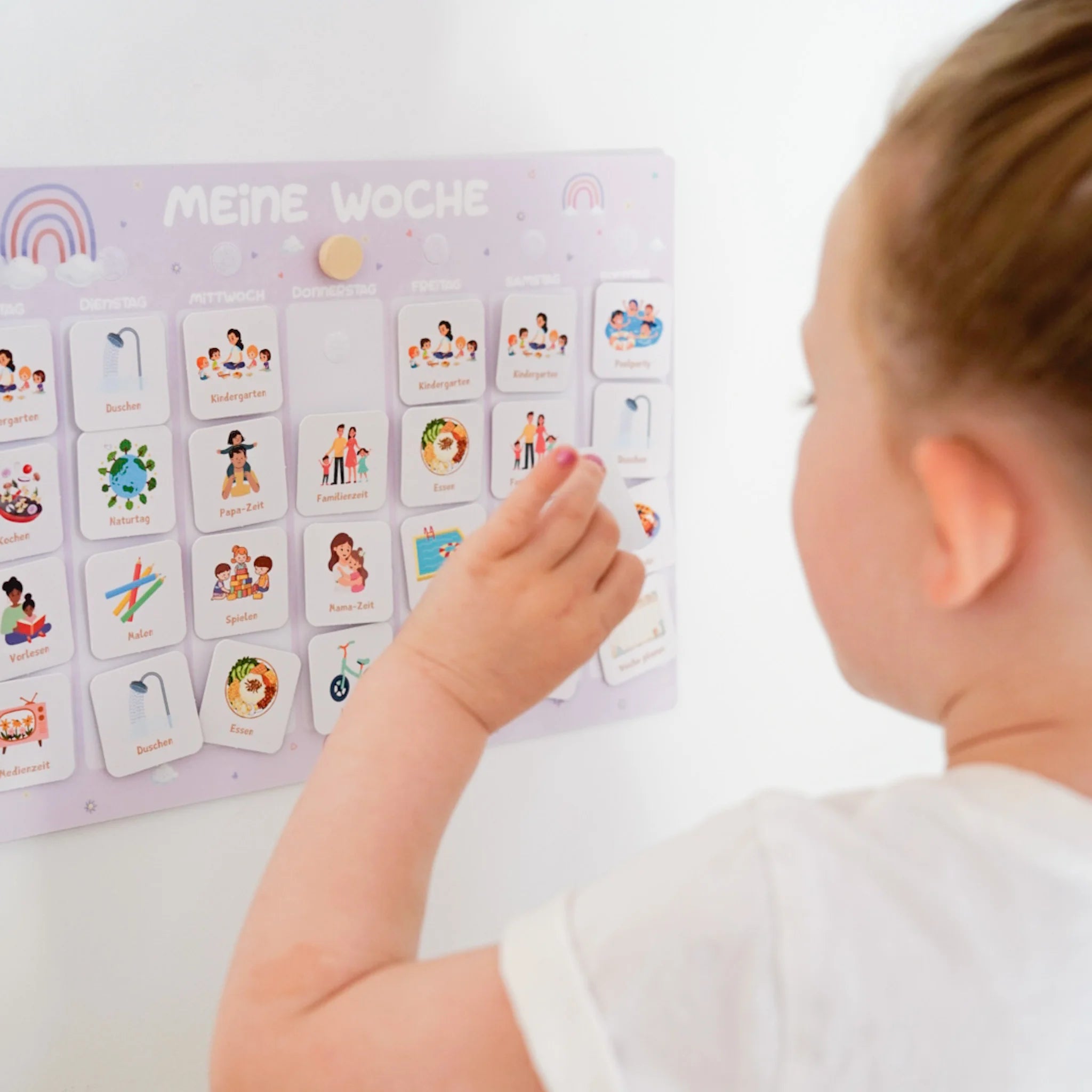 routineplaner für kinder nach montessori im regenbogen motiv mit kind in aktion an der wand