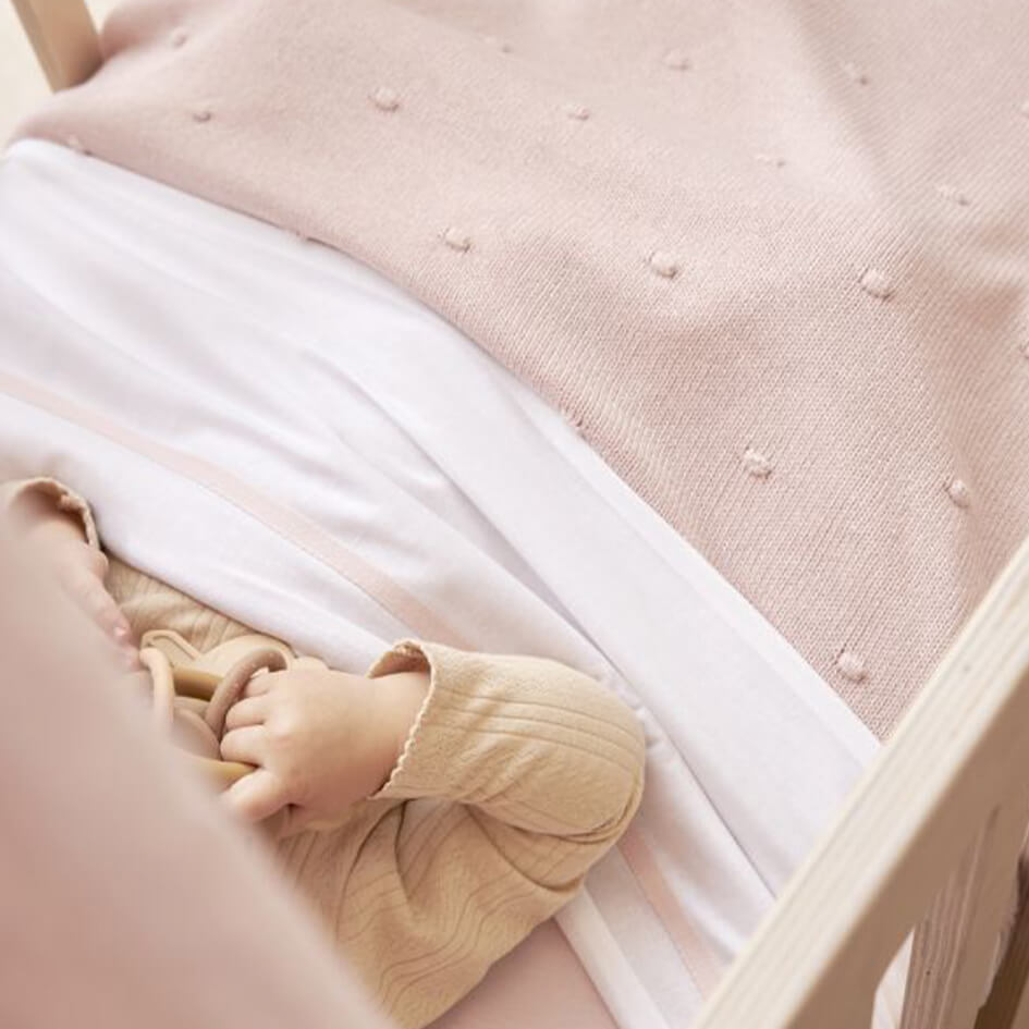 Meyco Babydecke in soft pink in Babybett