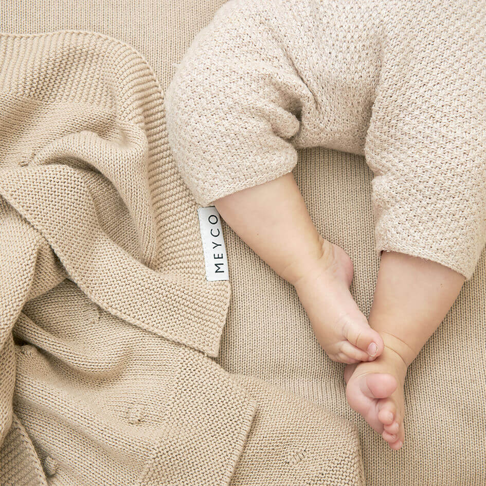 Meyco Babydecke in sandfarben und Babyfüßen