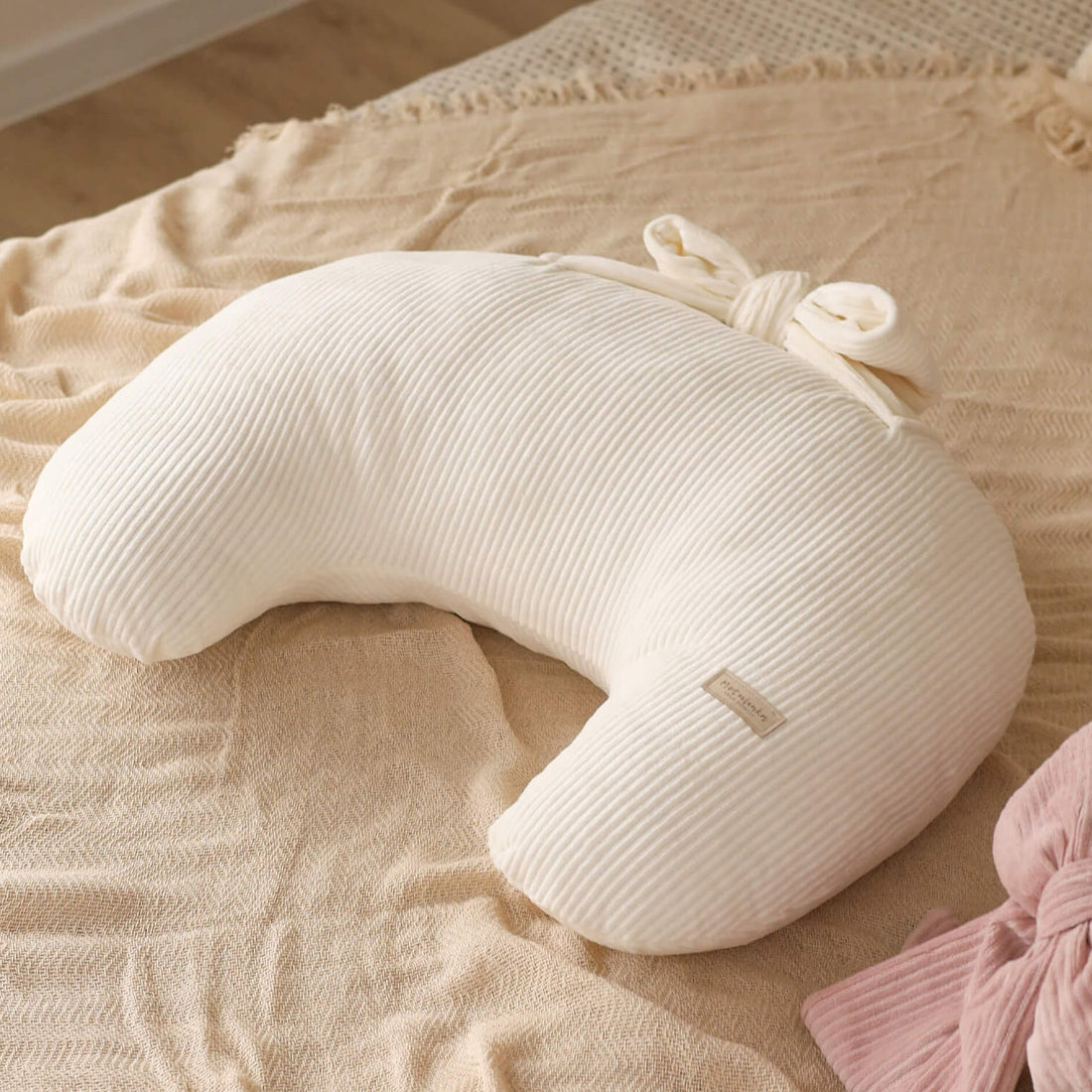 Draufsicht auf ein Premium Stillkissen  aus Cord in Creme