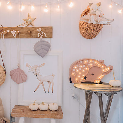 Handgemachte Kinderlampe im Reh Look aus Holz in Kinderzimmer