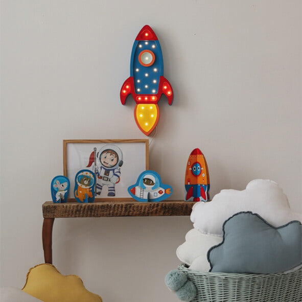 Handgemachte Kinderlampe Rakete aus Holz an Kinderzimmerwand