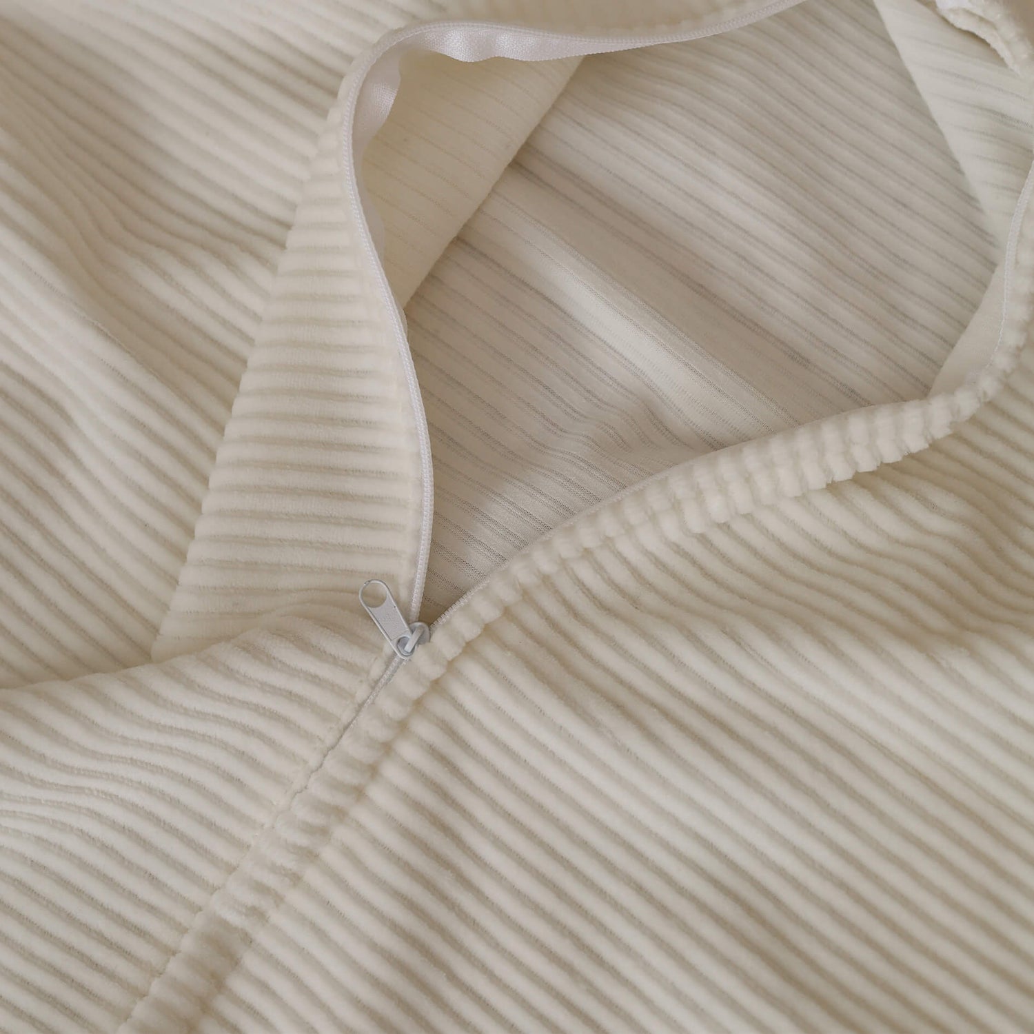 Abnehmbarer Bezug eines Premium Stillkissen aus Cord in Creme