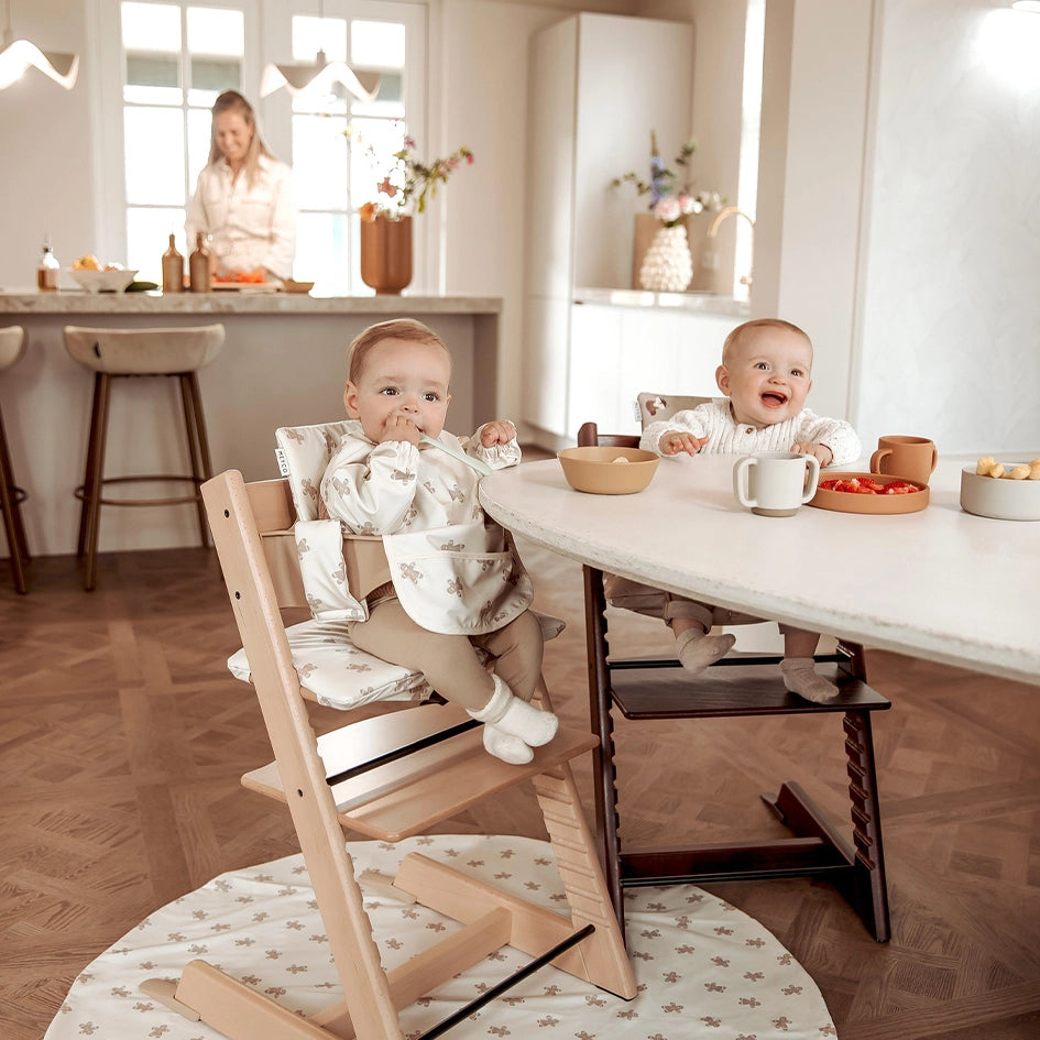 aermellaetzchen im lebkuchendesign der marke meyco mit zwei lachenden babys am esstisch