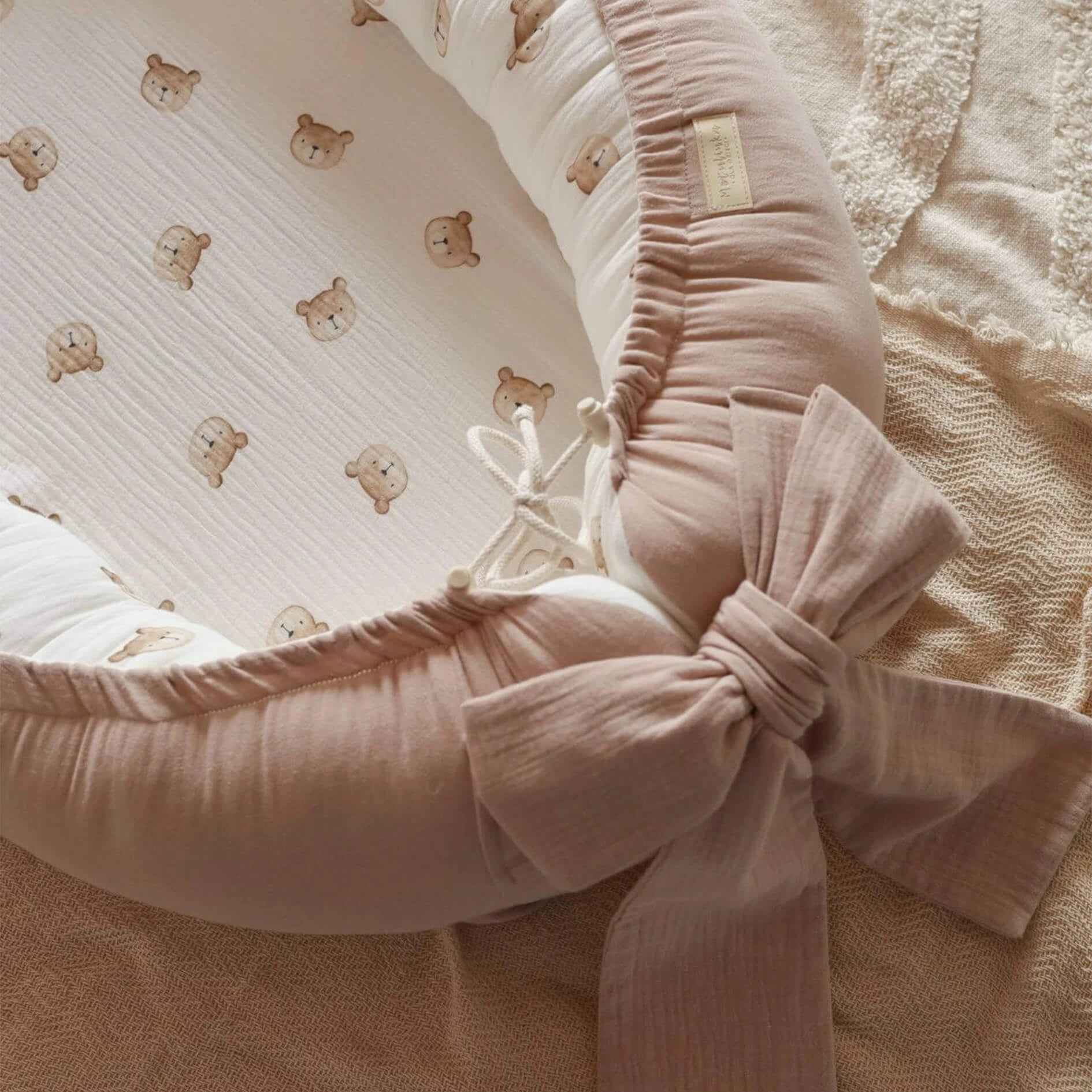 Baby Nestchen Rosa im Teddydesign mit Schleife zum öffnen