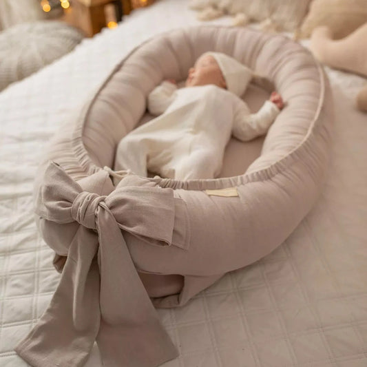 Baby Nestchen in Sandbeige mit Baby in Aktion