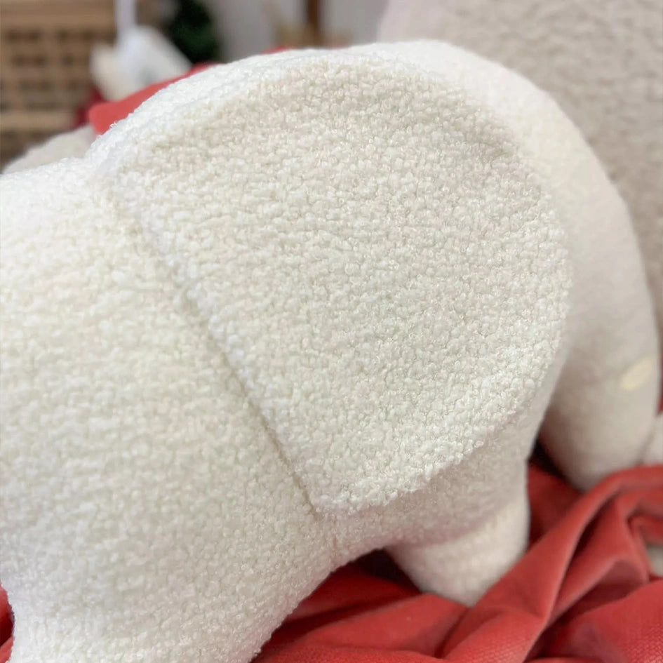 kuscheliges elefantenkissen in creme in detailansicht