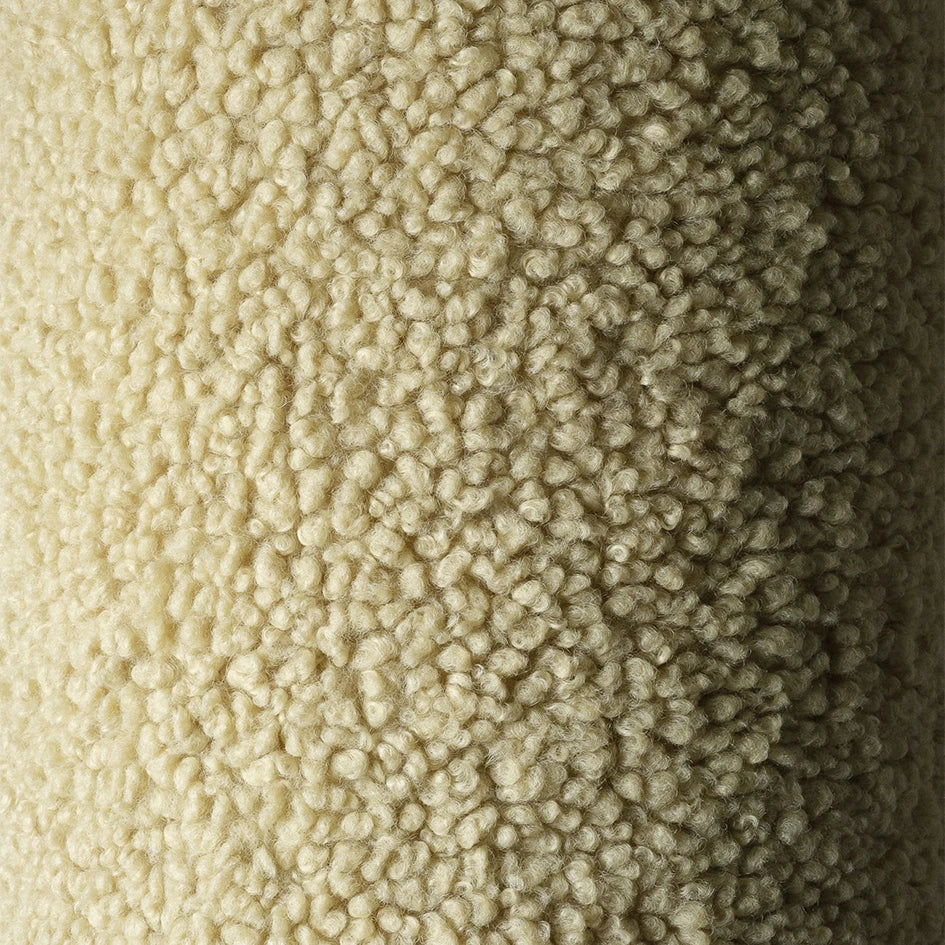 kinder bodenkissen von wigiwama aus teddystoff in hellgruen in materialansicht