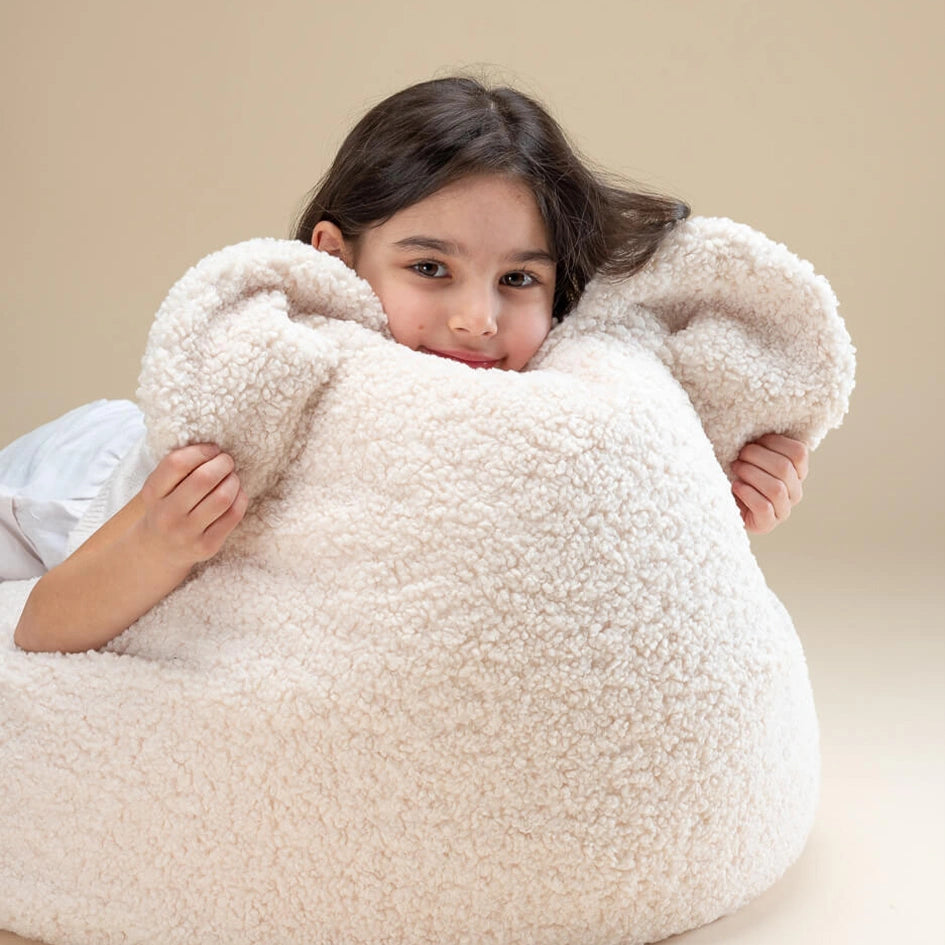kinder sitzsack teddy bear von wigiwama aus teddystoff in creme mit kind