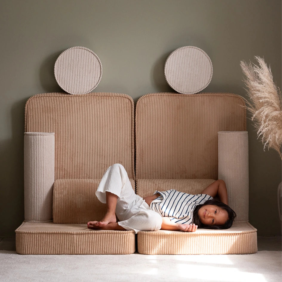 kinder spielsofa von wigiwama aus cord in beige mit kind in zimmer