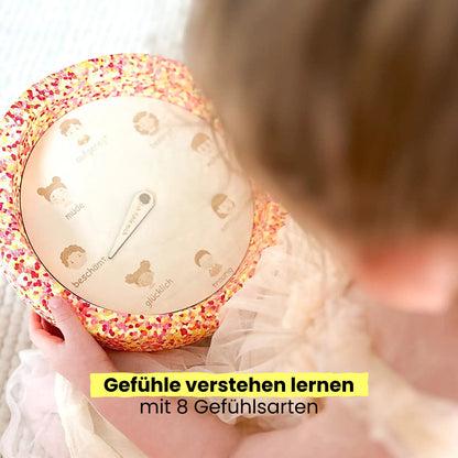 Kind nutzt Montessori Gefühlsrad auf stapelstein - spielerisch Emotionen verstehen lernen