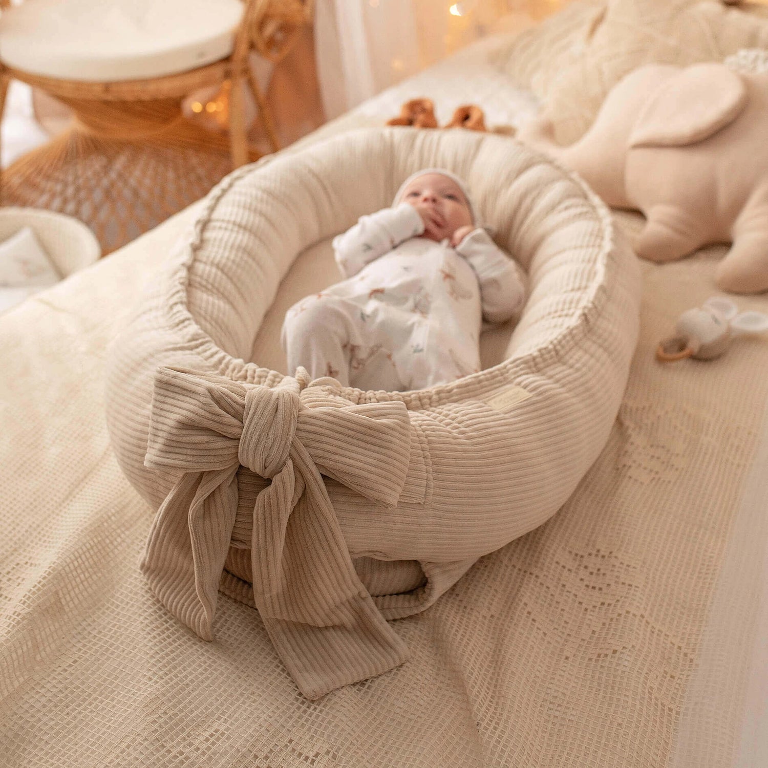 Baby Nestchen aus Cord in Beige mit Baby drin